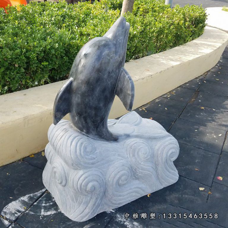 戏球海豚石雕
