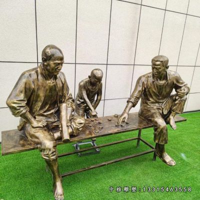 铜雕广场下棋人物