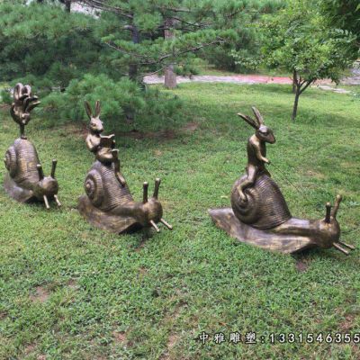 铜雕爬行蜗牛