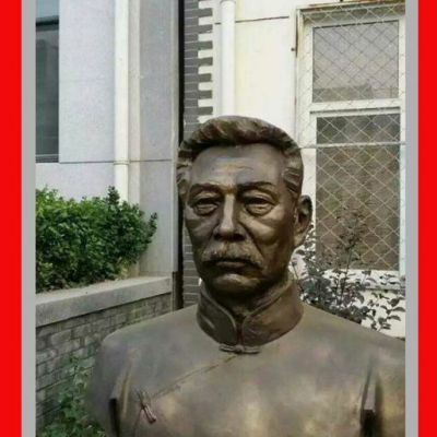 铜雕文学家鲁迅