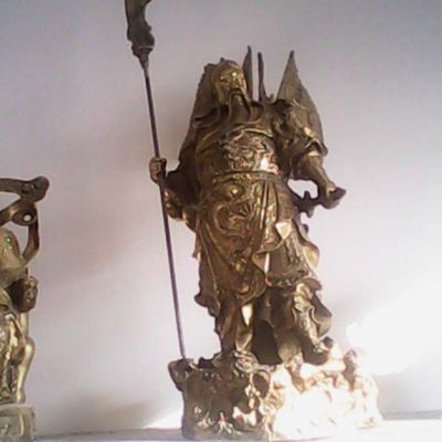 持刀铜雕关公