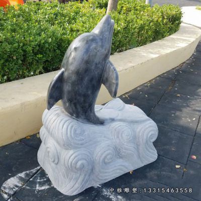 戏球海豚石雕