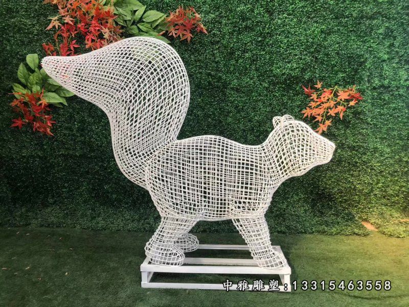 不锈钢动物镂空松鼠雕塑