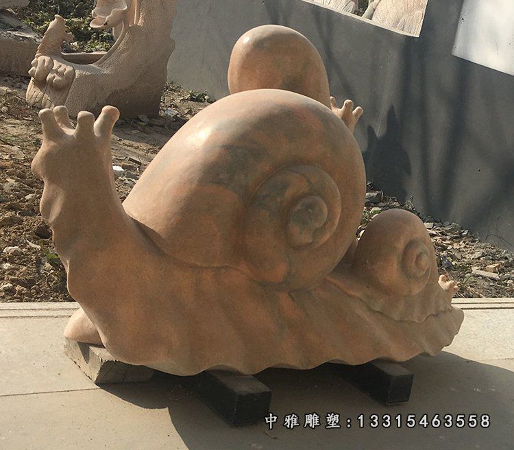 公园石雕爬行蜗牛