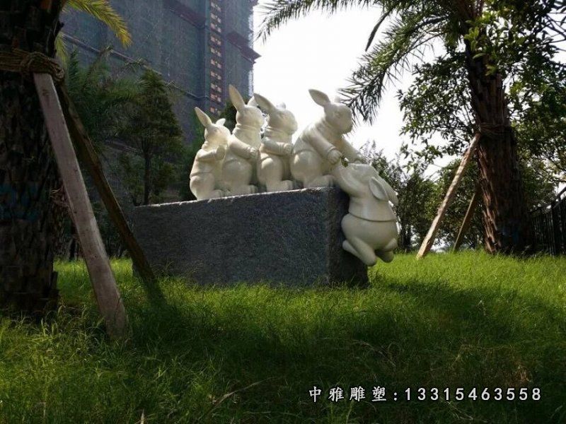 石雕公园卡通兔子