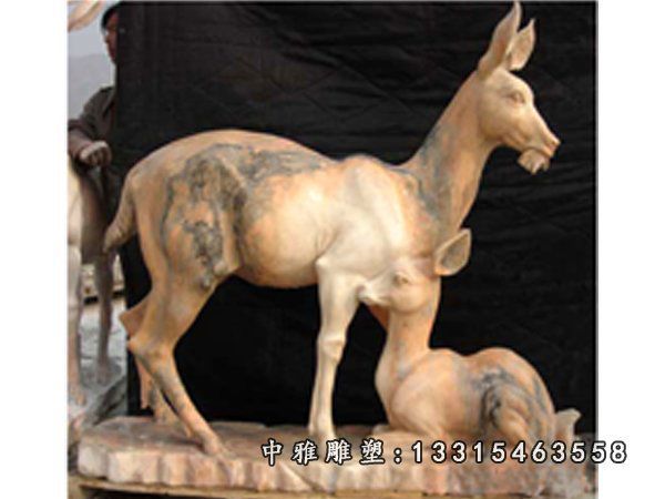晚霞红石雕小鹿