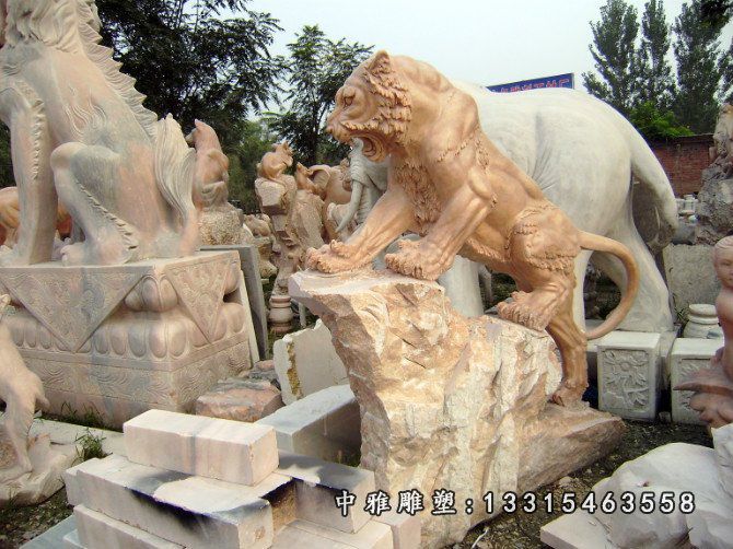 晚霞红石雕老虎