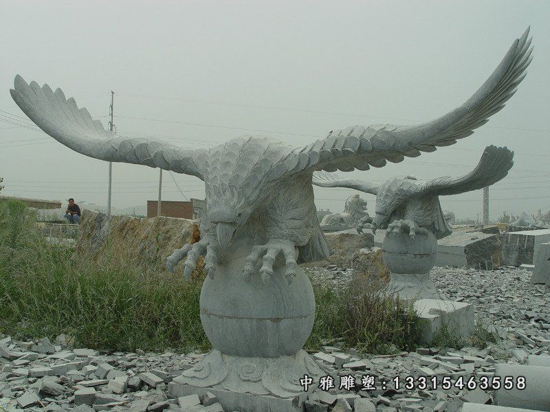 石雕展翅雄鹰