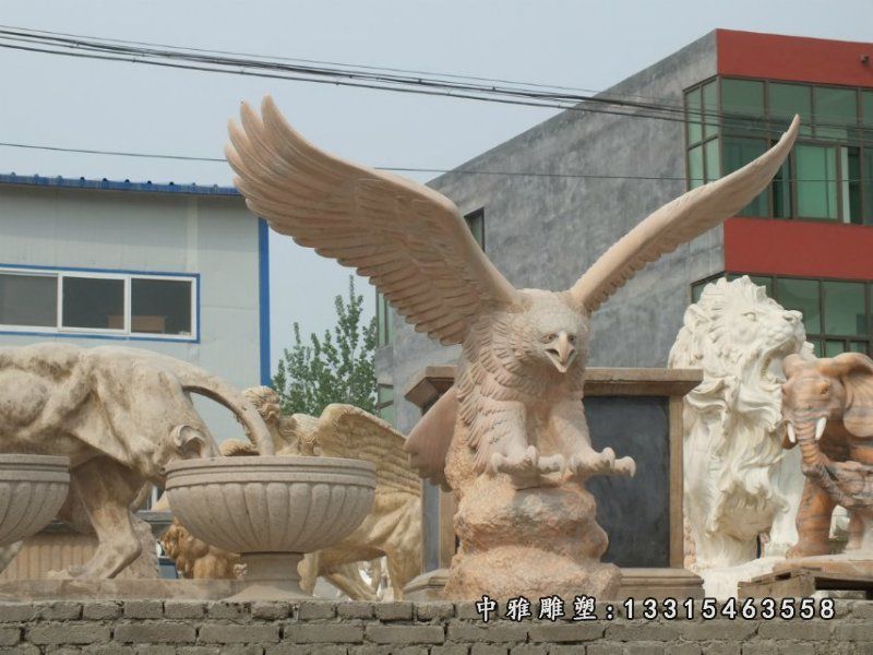 石雕雄鹰展翅