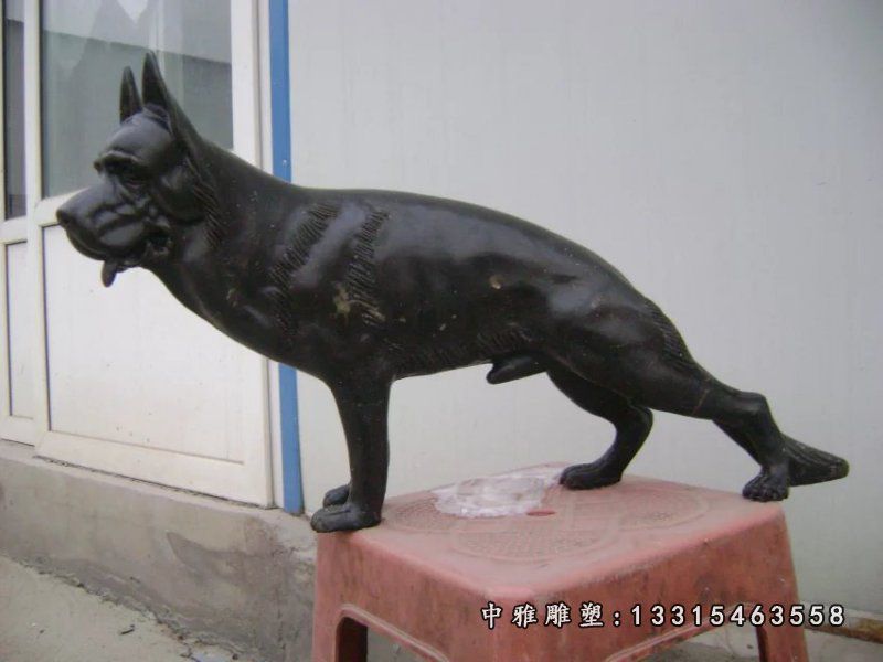 铜雕公园小狗