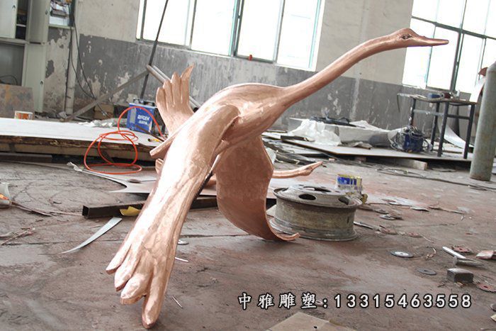 铜雕展翅天鹅