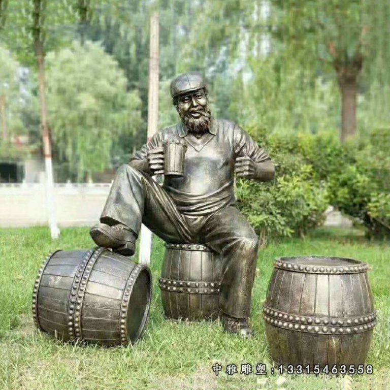 铜雕公园喝酒人物