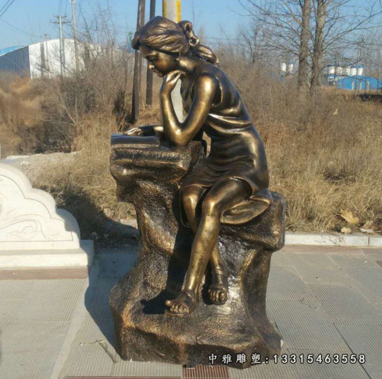 铜雕广场读书人物