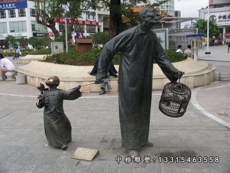 街边铜雕遛鸟人物