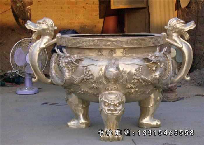 寺庙铜雕三足鼎