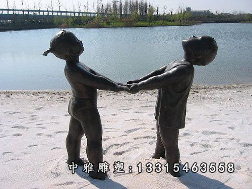 铜雕公园玩耍儿童