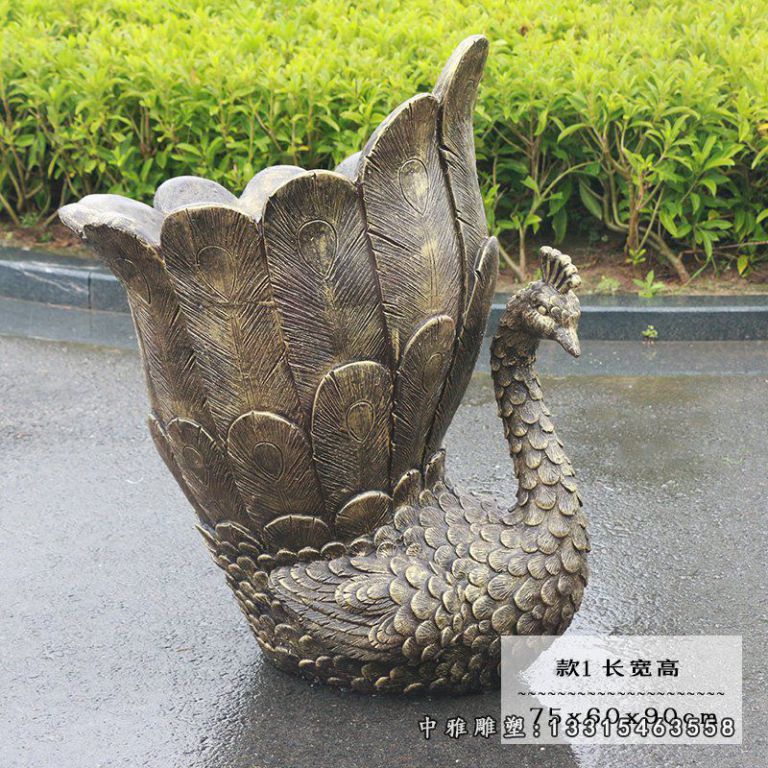 公园铜雕孔雀