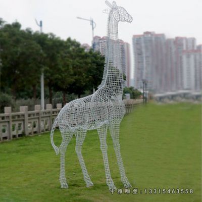 草坪大型长颈鹿不锈钢雕塑