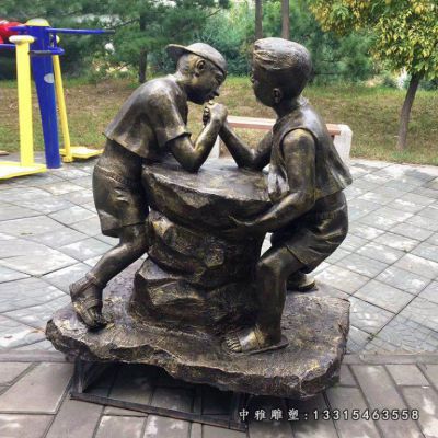 铜雕掰手腕比赛人物