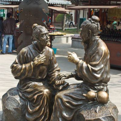 铜雕广场号脉人物