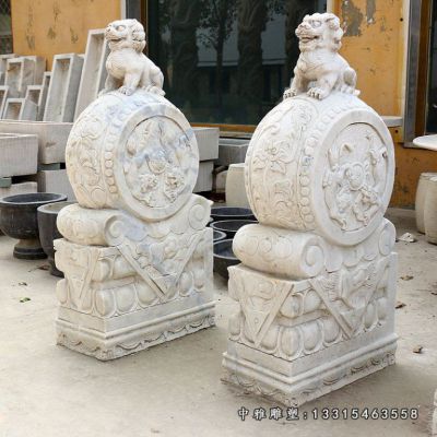 门口石雕狮子抱鼓石