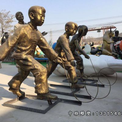 铜雕滚铁环人物