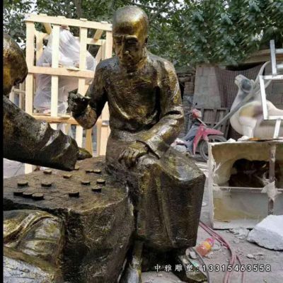 铜雕下棋人物