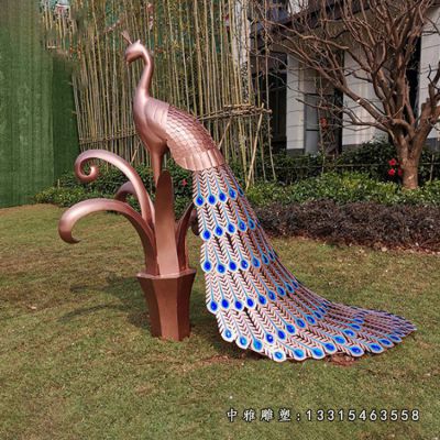 公园铜雕孔雀