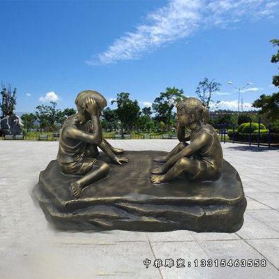铜雕下棋人物像