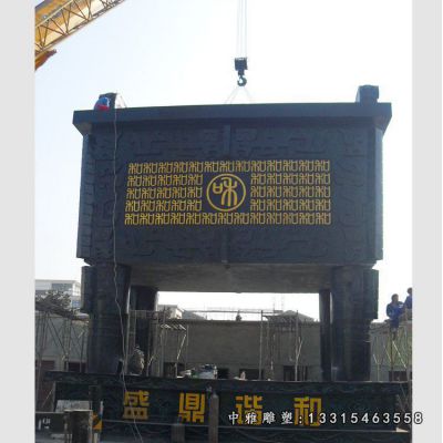 寺院四足铜鼎雕塑