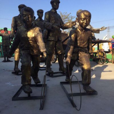 滚铁环人物铜雕