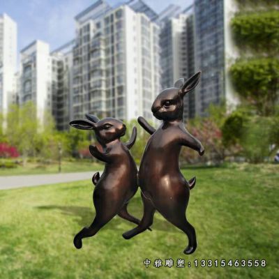 铜雕玩耍兔子