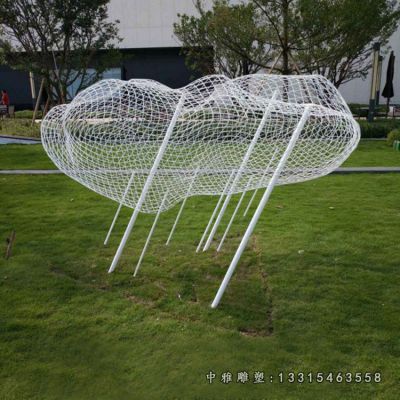 草地不锈钢云朵雕塑