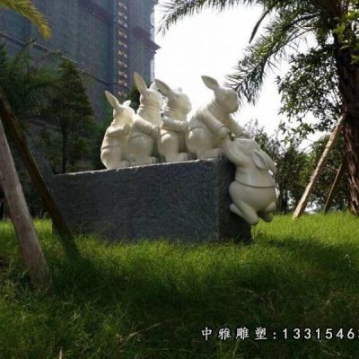 草坪石雕兔子