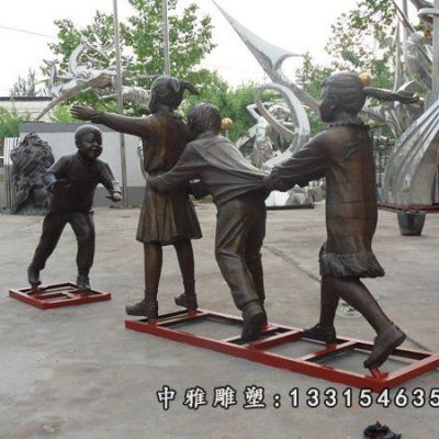 铜雕老鹰捉小鸡人物