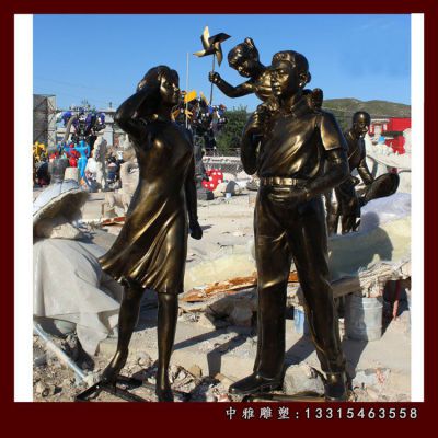 铜雕广场一家人