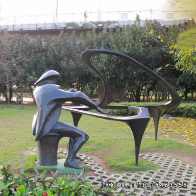 弹钢琴铜雕人物像