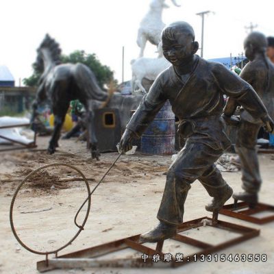 滚铁环儿童铜雕