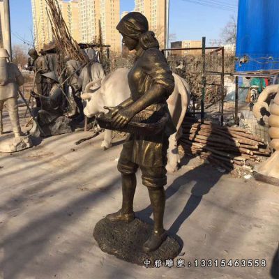 庭院喂鸡人物铜雕