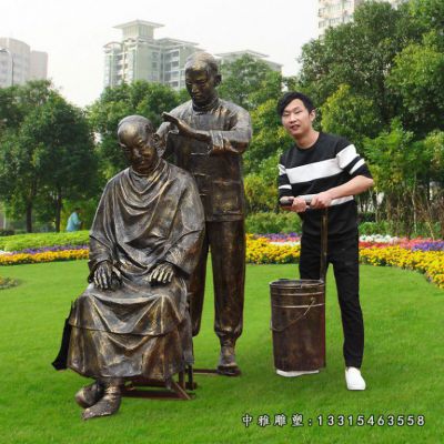 剃头铜雕人物