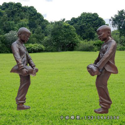 铜雕撞拐玩耍儿童