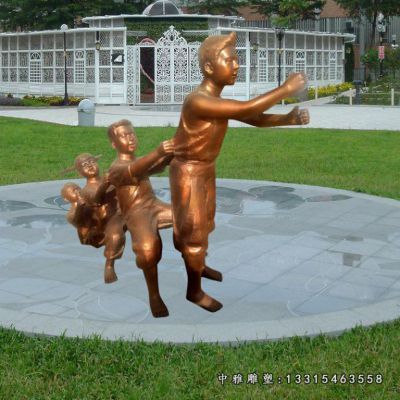 公园铜雕老鹰捉小鸡