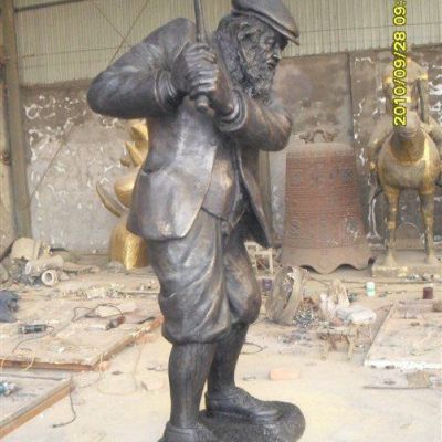 铜雕打高尔夫球人物