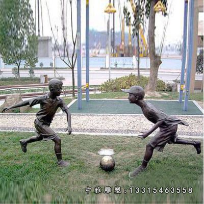 铜雕踢足球人物雕像