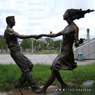 广场情侣铜雕