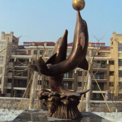 顶球铜雕海豚