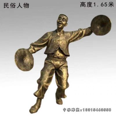 民俗铜雕敲锣人物