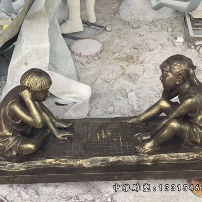 公园铜雕下棋人物