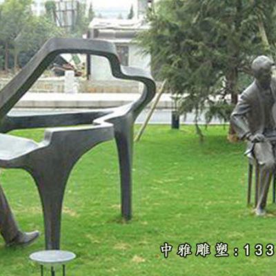铜雕广场弹钢琴人物