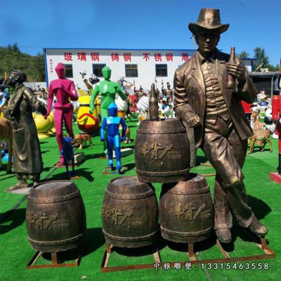 铜雕公园喝酒人物